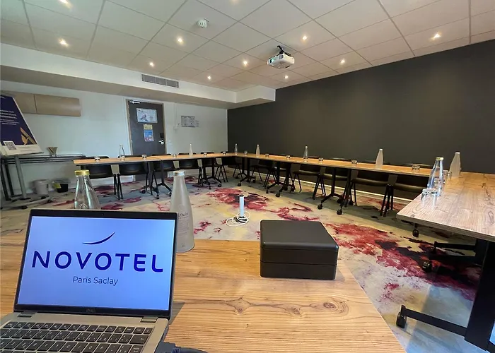 Отель Novotel Сакле